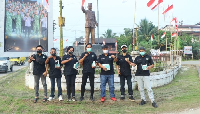 Pertina Landak Bagikan Masker, Ajak Warga Peduli Kesehatan di Tengah Kabut Asap
