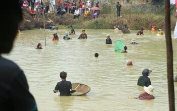 Serunya Lomba “Nyamah” Ikan, Tradisi Tangkap Ikan Khas Dayak Kanayatn Meriahkan HUT Ke-81 RI di Pal 20 Landak