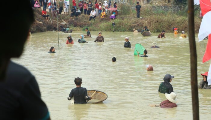 Serunya Lomba “Nyamah” Ikan, Tradisi Tangkap Ikan Khas Dayak Kanayatn Meriahkan HUT Ke-81 RI di Pal 20 Landak
