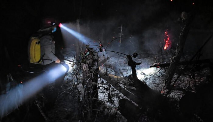 Kapolsek Menyuke Cek Titik Hotspot di Sungai Lubang, Pastikan Api Padam