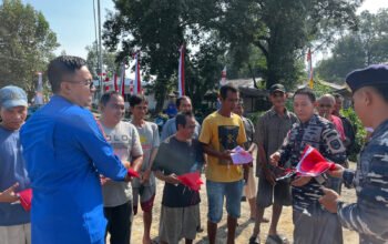 Sambut HUT ke-81 RI, Satpolairud dan Babinpotmar Pemangkat Bagikan 100 Bendera Merah Putih kepada Nelayan