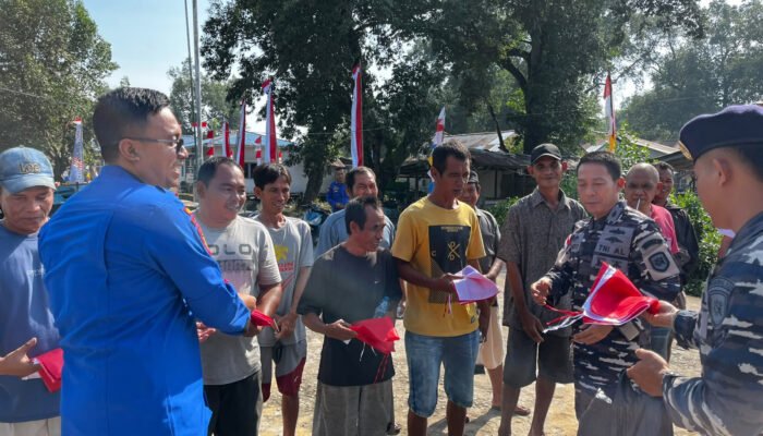 Sambut HUT ke-81 RI, Satpolairud dan Babinpotmar Pemangkat Bagikan 100 Bendera Merah Putih kepada Nelayan