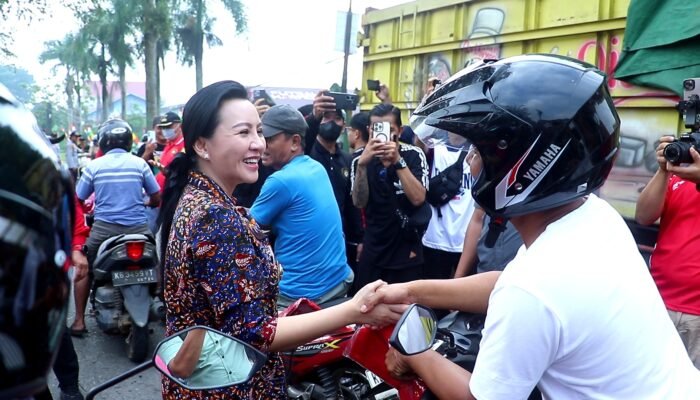 Bupati Karolin Bagikan Ribuan Bendera Merah Putih di Landak, Ajak Masyarakat Jaga Persatuan