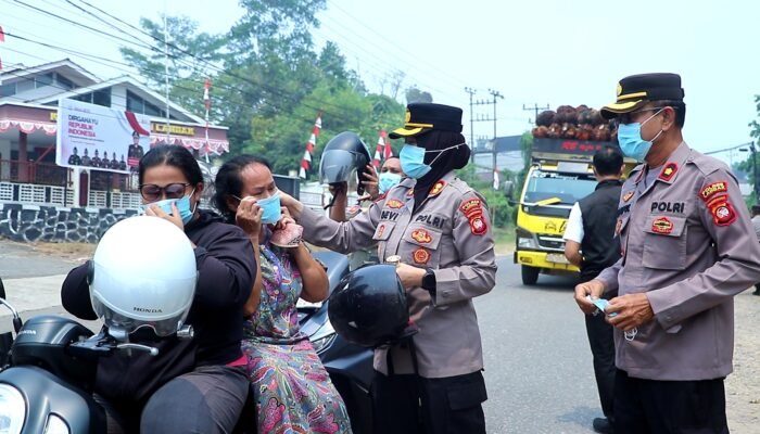 Kapolres Landak Bagikan Masker kepada Pengendara, Antisipasi Dampak Kabut Asap