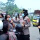 Kapolres Landak Bagikan Masker kepada Pengendara, Antisipasi Dampak Kabut Asap