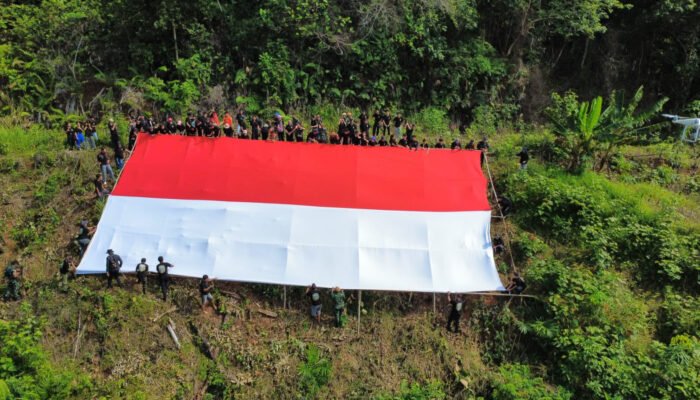 Merah Putih Raksasa Berkibar di Perbatasan RI–Malaysia, Kobarkan Nasionalisme di Bukit Tempayan