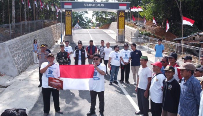 Kapolsek Paloh Apresiasi Kegiatan Ekspedisi Merah Putih Pengibaran 1.000 Bendera di Perbatasan