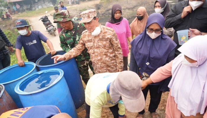 Kemarau dan Asap, Pemprov Kalbar Salurkan 13.000 Liter Air Bersih untuk Warga Pontianak