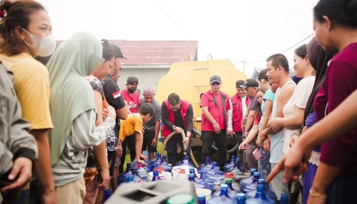 Taruna Merah Putih Salurkan 160.000 Liter Air Bersih untuk Warga Terdampak Kekeringan di Kalbar