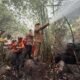 Gubernur Norsan Ikut Padamkan Karhutla di Bukit Peramas, Medan Terjal Jadi Tantangan