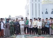 Ribuan Warga Ketapang Gelar Sholat Istisqa, Berdoa di Tengah Kemarau Panjang