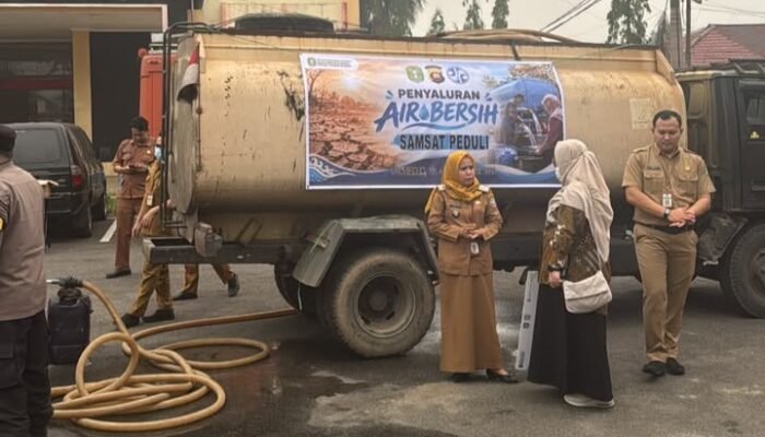 Samsat Peduli Salurkan Air Bersih untuk Warga Bangka Belitung Laut Pontianak