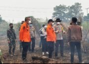Bupati Ketapang Turun Langsung Padamkan Karhutla di Jalan Poros Pelang