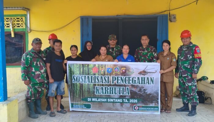 Cegah Karhutla di Sintang, Tim TNI Sambangi Warga Buluh Kuning