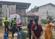 Polres Landak Salurkan 1.400 Liter Air Bersih untuk Warga Dusun Ngedang