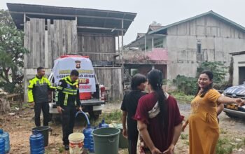 Polres Landak Salurkan 1.400 Liter Air Bersih untuk Warga Dusun Ngedang