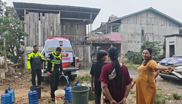 Polres Landak Salurkan 1.400 Liter Air Bersih untuk Warga Dusun Ngedang
