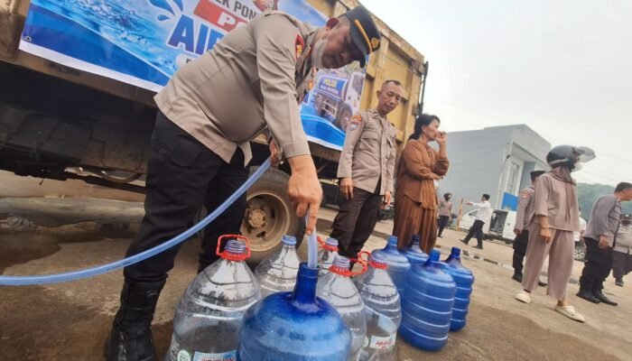 Kapolsek Pontianak Timur Bagikan Air Bersih Gratis Untuk Ratusan Santri di Pontianak