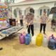 Polres Landak Salurkan 2.500 Liter Air Bersih untuk Warga Dusun Tanjung