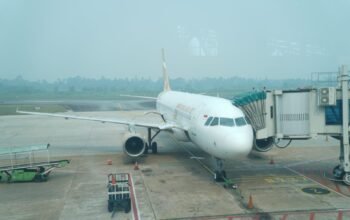 Kabut Asap Karhutla Lumpuhkan Supadio: 30 Penerbangan Batal, Jarak Pandang Cuma 300 Meter