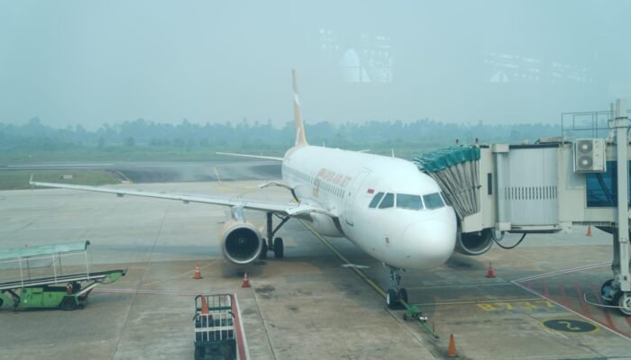 Kabut Asap Karhutla Lumpuhkan Supadio: 30 Penerbangan Batal, Jarak Pandang Cuma 300 Meter