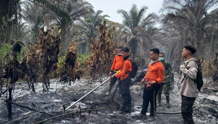 Polres Landak Uji Coba Formula X-Fire untuk Padamkan Karhutla di Lahan Gambut