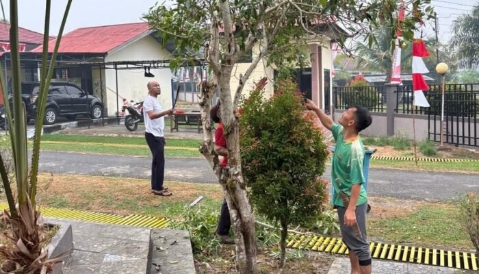 Semarak Harhubnas 2026, Pegawai UPBU Nanga Pinoh Kompak Bersihkan Lingkungan Kantor
