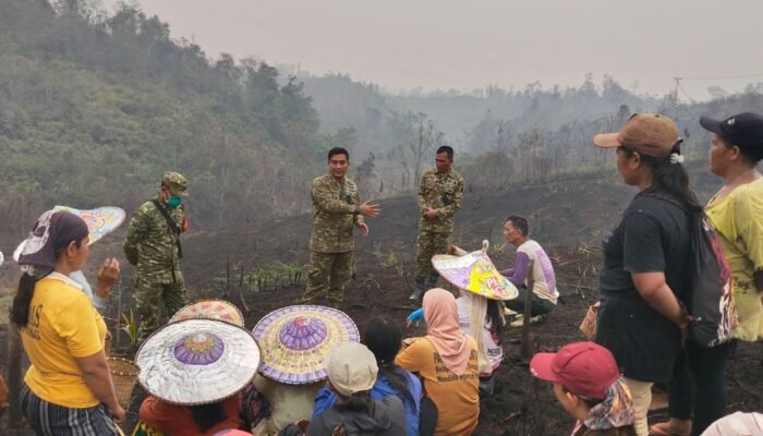 Tim Mabes TNI Edukasi Cegah Karhutla pada Warga Desa Bengawan Ampar Landak