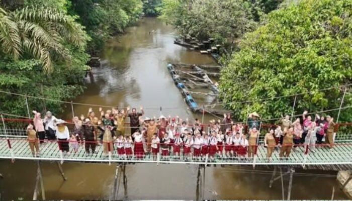 Jembatan Perintis Garuda di Aur Sampuk Landak Buka Akses Warga dan Permudah Anak ke Sekolah