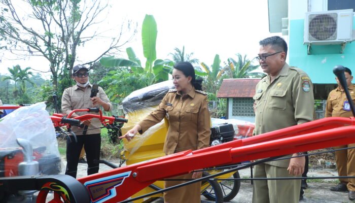 Bupati Landak Serahkan 40 Mesin Pertanian, Dorong Petani Tingkatkan Indeks Pertanaman