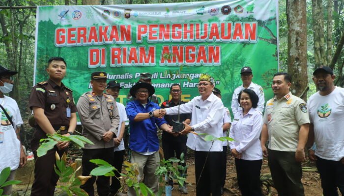 IWO Landak Inisiasi Penanaman Pohon Produktif di Riam Angan Tembawang, Dorong Pemulihan Lahan Kritis