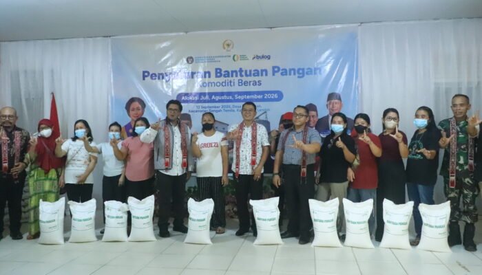 Pinwil Bulog Kalbar dan Anggota Komisi IV DPR RI Pantau Penyaluran Bantuan Pangan di Pahauman Landak