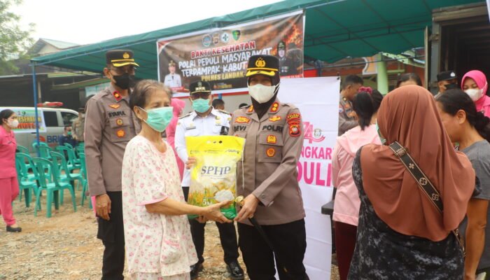 Pemeriksaan Kesehatan hingga Bantuan Air Bersih Dihadirkan Polres Landak di Sidas Atasi Dampak Kabut Asap