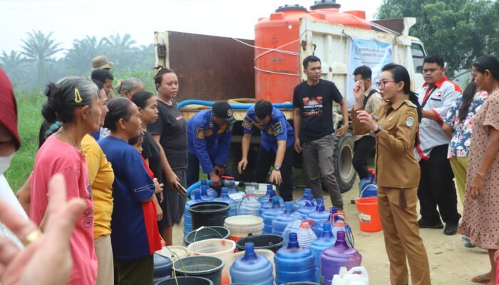 Pantau Distribusi Air Gratis, Bupati Karolin Soroti Krisis Pendangkalan Sungai Landak