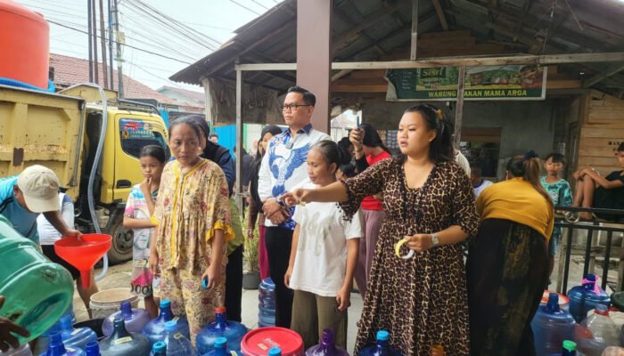 Agus Sugianto Salurkan Air Bersih, Masker dan Susu ditengah Bencana Karhutla