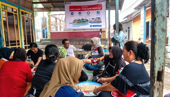 Pertamina Latih Istri Nelayan Sungai Kupah Olah Ikan Belukat Jadi Basreng