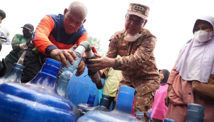 Kemarau Bikin Warga Sekunder C Kesulitan Air Bersih, Pemprov Kalbar Kirim Truk Tangki