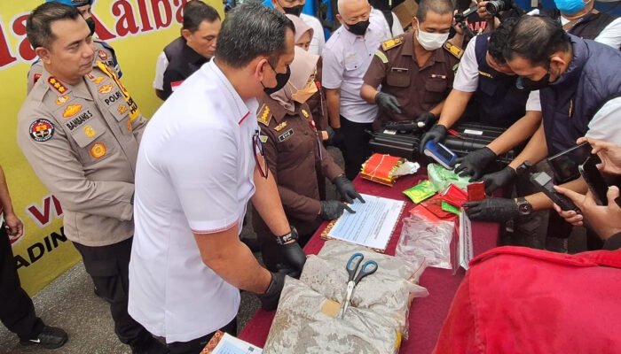 Hampir 2 Kg Sabu dan 6,3 Kg Ganja+Happy Water Dimusnahkan Polda Kalbar