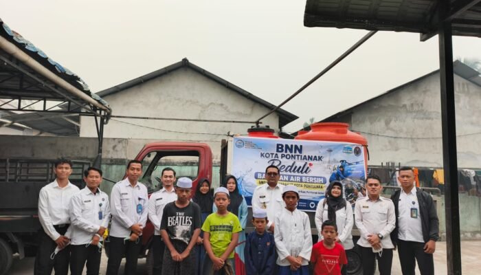 Kemarau Panjang, BNN Pontianak Salurkan Air Bersih untuk Santri Pondok Pesantren Ar-Ridho