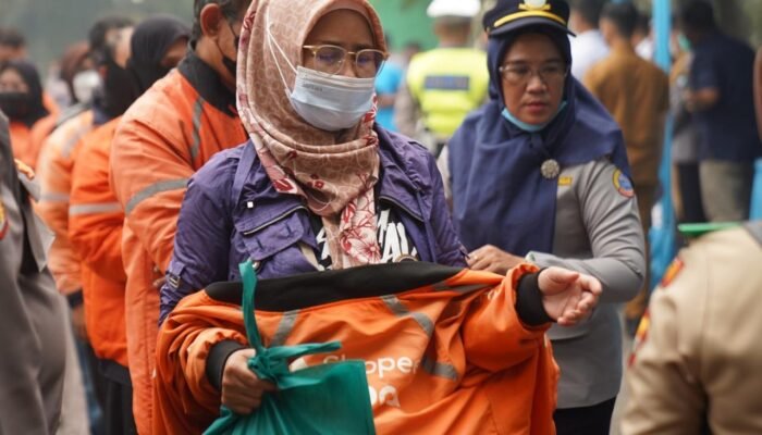 Di Tengah Kabut Asap, Ojol Pontianak Dapat Bantuan Sembako dan Air Bersih
