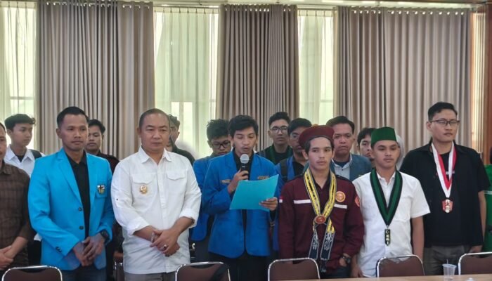 Bupati Ketapang Temui Mahasiswa Demo yang Tuntut Transparansi Banpres Karhutla Rp 20 Miliar dan Atasi Antrean BBM