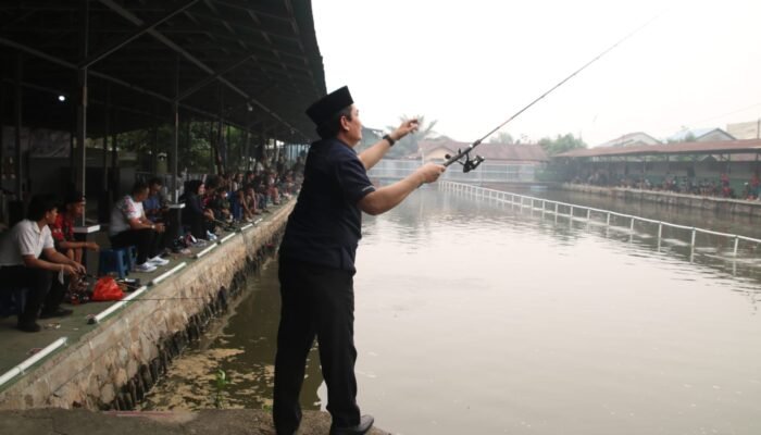Bahasan Ajak Pemancing Jaga Kebersihan Parit dan Sungai di Pontianak
