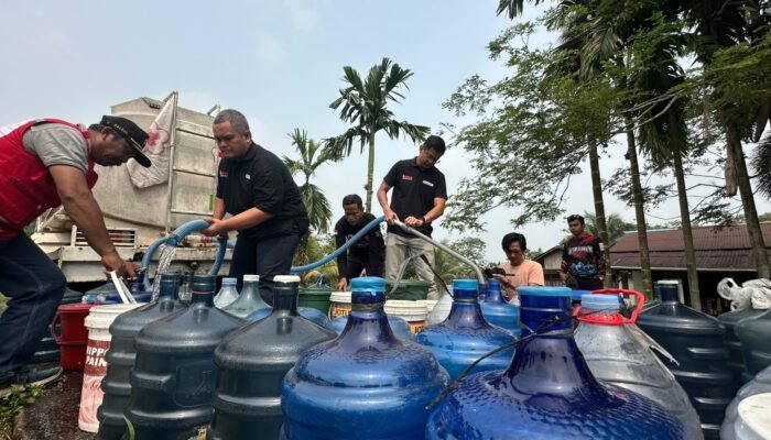PMI Kalbar dan Betadine Salurkan Air Bersih, Warga Sido Mulyo Ramai-Ramai Cek Kesehatan Gratis