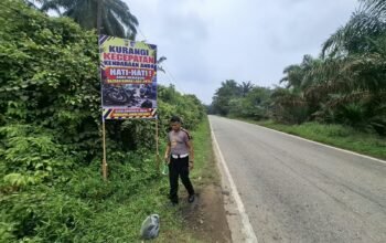 Satlantas Polres Landak Pasang Spanduk Peringatan di Lokasi Rawan Kecelakaan