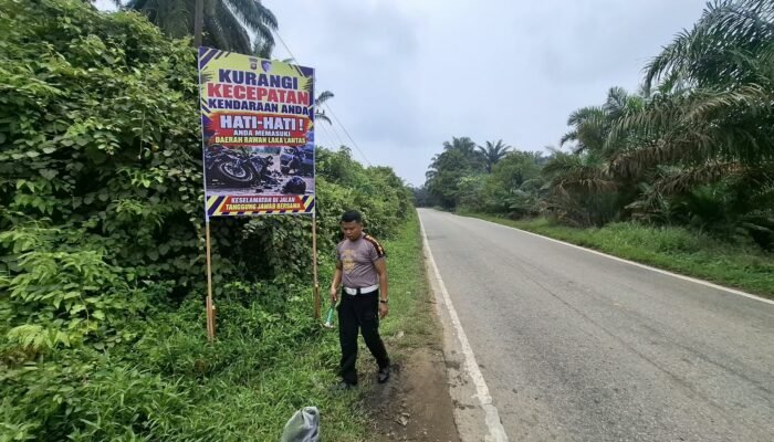 Satlantas Polres Landak Pasang Spanduk Peringatan di Lokasi Rawan Kecelakaan