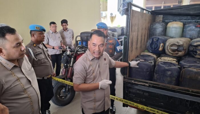 BBM Subsidi Diburu, Antrean SPBU Mengular! Polda Kalbar Bongkar 12 Kasus, 11 Orang Jadi Tersangka