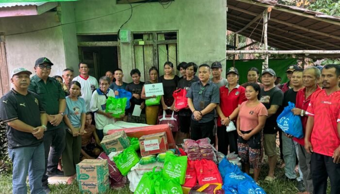 Dinsos PPPA Landak Salurkan Bantuan untuk Dua Keluarga Korban Kebakaran Ruko Ngabang