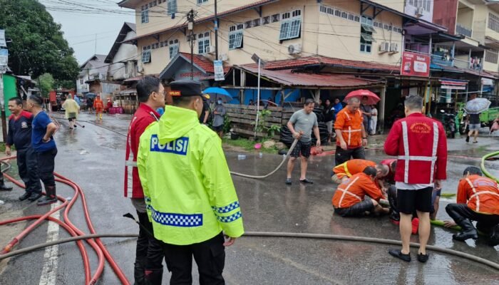 Kapolres Melawi Turun Langsung Cek Kebakaran di Nanga Pinoh, Sekitar 50 Ruko Terdampak
