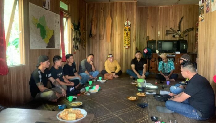 Kasus Dugaan Pemukulan Kapolres Kapuas Hulu Tuntas Lewat Hukum Adat, Keluarga Korban Terima Perdamaian