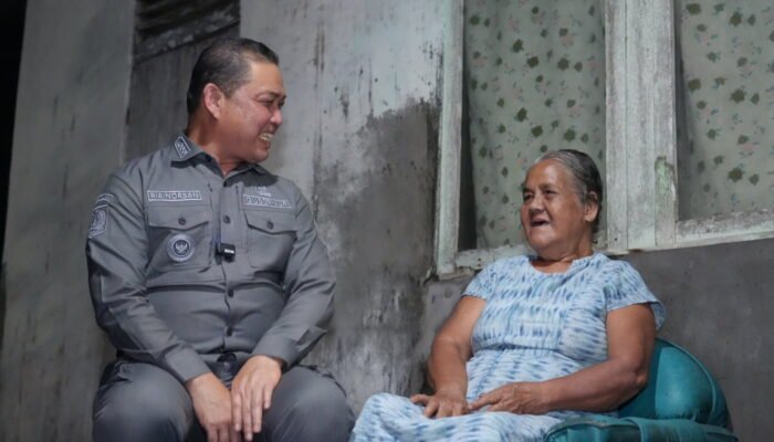 Tak Hanya Bangun Infrastruktur, Ria Norsan Sambangi Rumah Warga dan Salurkan Bansos